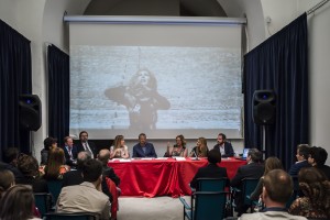 Foto di Massimo Cuomo - Shara - tavolo conferenza